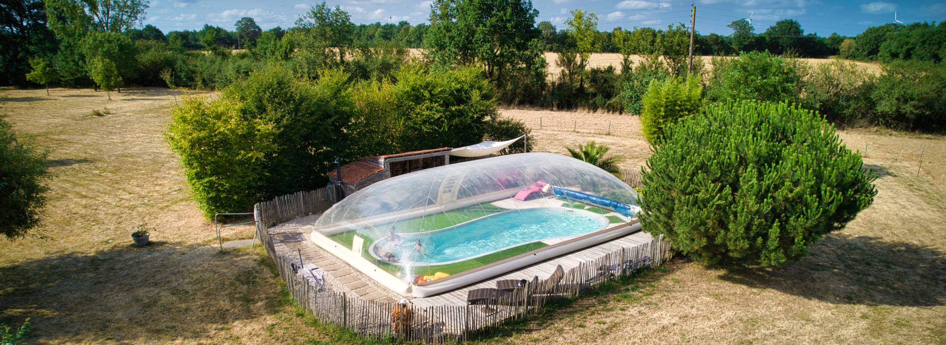 Au bord de la piscine couverte chauffée